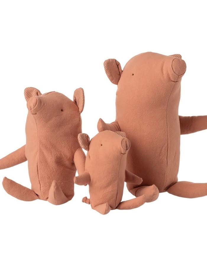 Maileg Trüffelschwein Small aus Baumwolle und Leinen mit rundlicher Form und Ringelschwanz.