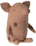 Großes Maileg Trüffelschwein aus Ramie und Baumwolle mit gepunktetem Stoff und Ringelschwanz.
