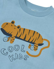 Laden Sie das Bild in den Galerie-Viewer, THORA Sweatshirt aus Bio-Baumwolle in Tiger und Beach Blue von Liewood
