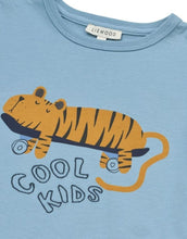 Laden Sie das Bild in den Galerie-Viewer, APIA Kurzarm-T-Shirt aus Bio-Baumwolle in Tiger und Beach Blue von Liewood
