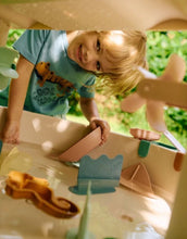 Laden Sie das Bild in den Galerie-Viewer, APIA Kurzarm-T-Shirt aus Bio-Baumwolle in Tiger und Beach Blue von Liewood
