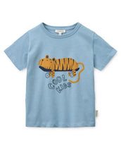 Laden Sie das Bild in den Galerie-Viewer, APIA Kurzarm-T-Shirt aus Bio-Baumwolle in Tiger und Beach Blue von Liewood
