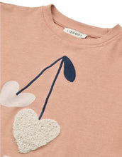 Laden Sie das Bild in den Galerie-Viewer, TYLER Kurzarm-T-Shirt aus Bio-Baumwolle mit Sweethearts-Print in Pale Tuscany von Liewood
