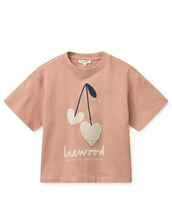 Laden Sie das Bild in den Galerie-Viewer, TYLER Kurzarm-T-Shirt aus Bio-Baumwolle mit Sweethearts-Print in Pale Tuscany von Liewood

