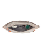 Laden Sie das Bild in den Galerie-Viewer, Beige Umhängetasche für Eltern, Stretch Up Bum Bag von LÄSSIG, wasserabweisend, recyceltes Innenmaterial, PFC-frei, mit Kinderwagenhaken.
