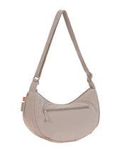 Laden Sie das Bild in den Galerie-Viewer, Beige Umhängetasche für Eltern, Stretch Up Bum Bag von LÄSSIG, wasserabweisend, recyceltes Innenmaterial, PFC-frei, mit Kinderwagenhaken.
