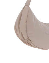 Laden Sie das Bild in den Galerie-Viewer, Beige Umhängetasche für Eltern, Stretch Up Bum Bag von LÄSSIG, wasserabweisend, recyceltes Innenmaterial, PFC-frei, mit Kinderwagenhaken.
