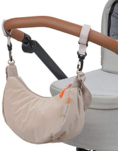 Laden Sie das Bild in den Galerie-Viewer, Beige Umhängetasche für Eltern, Stretch Up Bum Bag von LÄSSIG, wasserabweisend, recyceltes Innenmaterial, PFC-frei, mit Kinderwagenhaken.
