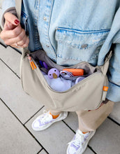 Laden Sie das Bild in den Galerie-Viewer, Beige Umhängetasche für Eltern, Stretch Up Bum Bag von LÄSSIG, wasserabweisend, recyceltes Innenmaterial, PFC-frei, mit Kinderwagenhaken.
