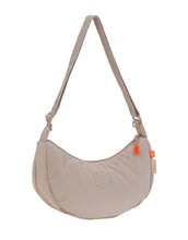 Laden Sie das Bild in den Galerie-Viewer, Beige Umhängetasche für Eltern, Stretch Up Bum Bag von LÄSSIG, wasserabweisend, recyceltes Innenmaterial, PFC-frei, mit Kinderwagenhaken.
