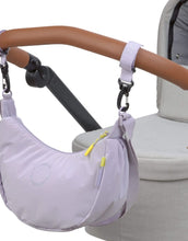 Laden Sie das Bild in den Galerie-Viewer, LÄSSIG Stretch Up Umhängetasche in Lila, wasserabweisend, recyceltes Innenmaterial, PFC-frei, mit Reißverschluss, Kinderwagenhaken &amp; Neon-Details.
