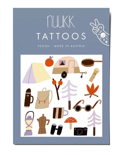 A6-Bogen mit temporären Kindertattoos von nuukk – Camping- und Outdoor-Motive wie Zelt, Lagerfeuer, Fernglas und Wohnwagen, hautfreundlich, vegan und plastikfrei verpackt.