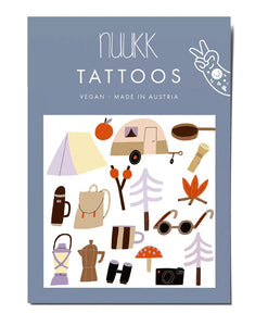 A6-Bogen mit temporären Kindertattoos von nuukk – Camping- und Outdoor-Motive wie Zelt, Lagerfeuer, Fernglas und Wohnwagen, hautfreundlich, vegan und plastikfrei verpackt.