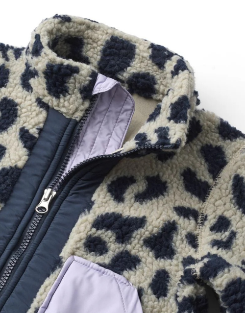 NOAM Pile Teddyjacke von Liewood aus weichem Teddyfleece mit Kontrasteinsätzen, Reißverschluss und hohem Kragen.