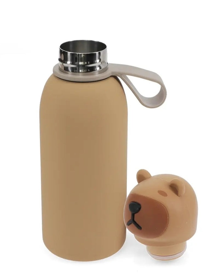 Kindertrinkflasche Capybara von Rex London mit niedlichem Capybara-Kopf-Design und 350 ml Fassungsvermögen mit Deckel daneben
