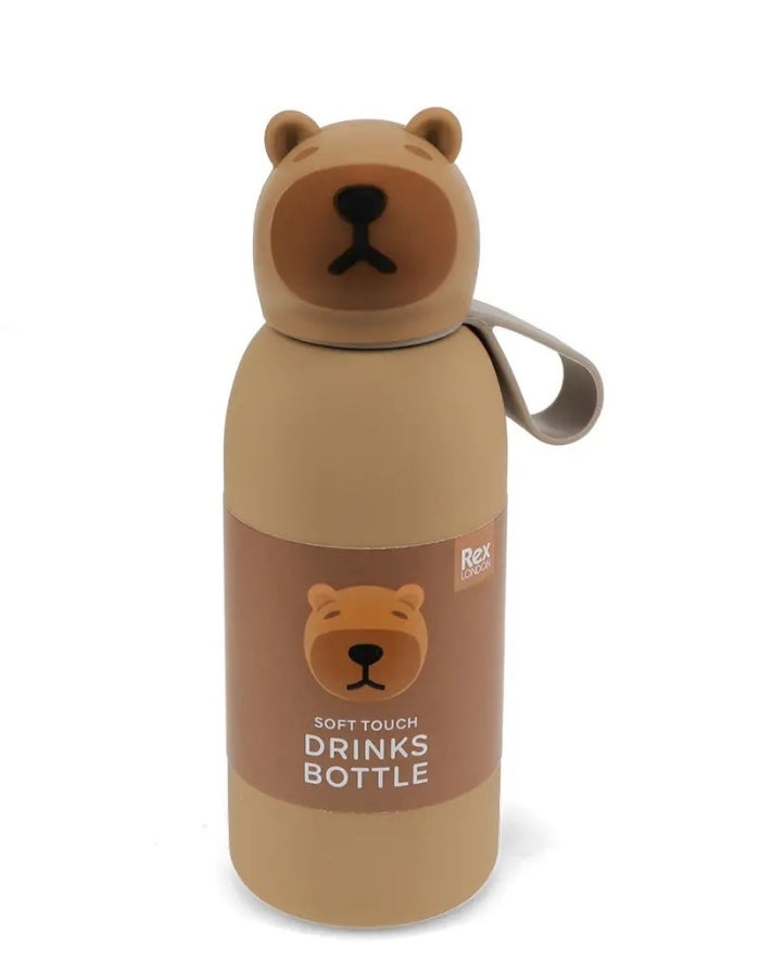 Kindertrinkflasche Capybara von Rex London mit niedlichem Capybara-Kopf-Design und 350 ml Fassungsvermögen als Freisteller von vorne
