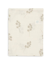 Laden Sie das Bild in den Galerie-Viewer, Jollein Waschlappen Musselin 3er Set „Twig“ – hydrophile Baumwoll-Waschlappen mit Zweigprint, in Olive Green oder Wild Rose, OEKO-TEX zertifiziert, weich zur Babyhaut.
