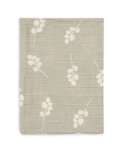 Laden Sie das Bild in den Galerie-Viewer, Jollein Waschlappen Musselin 3er Set „Twig“ – hydrophile Baumwoll-Waschlappen mit Zweigprint, in Olive Green oder Wild Rose, OEKO-TEX zertifiziert, weich zur Babyhaut.
