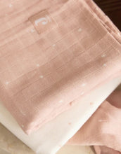 Laden Sie das Bild in den Galerie-Viewer, Jollein Waschlappen Musselin 3er Set „Twinkling“ – hydrophile Baumwoll-Waschlappen in Wild Rose mit Sternenprint, OEKO-TEX zertifiziert, weich und hautfreundlich.
