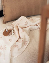 Laden Sie das Bild in den Galerie-Viewer, Jollein Waschlappen Musselin 3er Set „Twig“ – hydrophile Baumwoll-Waschlappen mit Zweigprint, in Olive Green oder Wild Rose, OEKO-TEX zertifiziert, weich zur Babyhaut.
