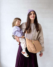 Laden Sie das Bild in den Galerie-Viewer, LÄSSIG Lunua Wickeltasche in Almond – große Bum Bag mit Wickelzubehör, vegan, recycelt &amp; pfc-frei, mit Neon-Details und Kinderwagenbefestigung.
