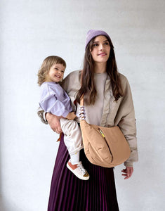 LÄSSIG Lunua Wickeltasche in Almond – große Bum Bag mit Wickelzubehör, vegan, recycelt & pfc-frei, mit Neon-Details und Kinderwagenbefestigung.
