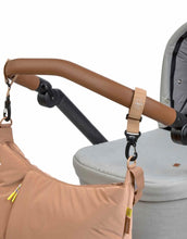 Laden Sie das Bild in den Galerie-Viewer, LÄSSIG Lunua Wickeltasche in Almond – große Bum Bag mit Wickelzubehör, vegan, recycelt &amp; pfc-frei, mit Neon-Details und Kinderwagenbefestigung.
