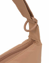 Laden Sie das Bild in den Galerie-Viewer, LÄSSIG Lunua Wickeltasche in Almond – große Bum Bag mit Wickelzubehör, vegan, recycelt &amp; pfc-frei, mit Neon-Details und Kinderwagenbefestigung.
