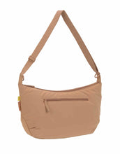 Laden Sie das Bild in den Galerie-Viewer, LÄSSIG Lunua Wickeltasche in Almond – große Bum Bag mit Wickelzubehör, vegan, recycelt &amp; pfc-frei, mit Neon-Details und Kinderwagenbefestigung.
