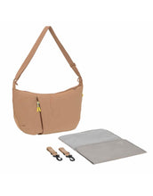 Laden Sie das Bild in den Galerie-Viewer, LÄSSIG Lunua Wickeltasche in Almond – große Bum Bag mit Wickelzubehör, vegan, recycelt &amp; pfc-frei, mit Neon-Details und Kinderwagenbefestigung.
