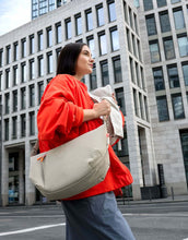 Laden Sie das Bild in den Galerie-Viewer, LÄSSIG Lunua Wickeltasche in Beige – große Bum Bag mit Wickelzubehör, Feuchtfach, vegan, recycelt &amp; pfc-frei, mit Neon-Details und Kinderwagenbefestigung.

