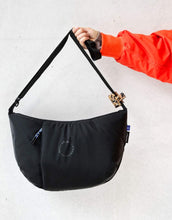 Laden Sie das Bild in den Galerie-Viewer, LÄSSIG Lunua Wickeltasche in Schwarz – große Bum Bag mit Wickelzubehör, wasserabweisendem Fach, vegan, recycelt &amp; pfc-frei, mit Neon-Details und Kinderwagenhaken.
