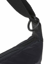 Laden Sie das Bild in den Galerie-Viewer, LÄSSIG Lunua Wickeltasche in Schwarz – große Bum Bag mit Wickelzubehör, wasserabweisendem Fach, vegan, recycelt &amp; pfc-frei, mit Neon-Details und Kinderwagenhaken.
