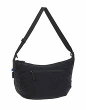 Laden Sie das Bild in den Galerie-Viewer, LÄSSIG Lunua Wickeltasche in Schwarz – große Bum Bag mit Wickelzubehör, wasserabweisendem Fach, vegan, recycelt &amp; pfc-frei, mit Neon-Details und Kinderwagenhaken.
