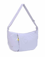 Laden Sie das Bild in den Galerie-Viewer, LÄSSIG Lunua Wickeltasche in Lilac – große Bum Bag mit Wickelzubehör, vegan, recycelt &amp; pfc-frei, mit Neon-Details und Kinderwagenhaken.
