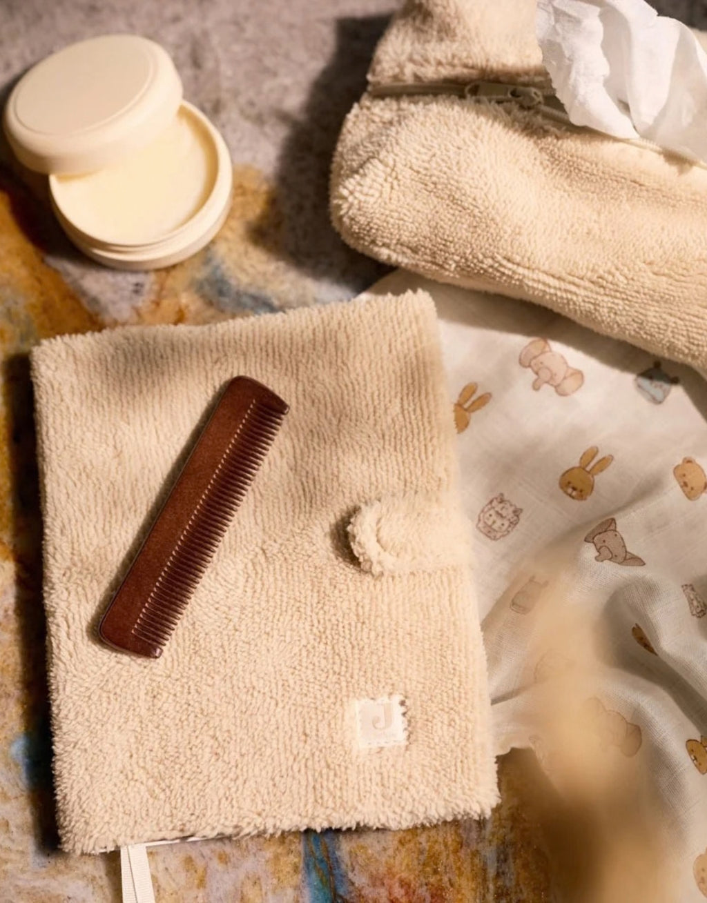 Sandfarbene U-Heft Hülle Fluffy von Jollein aus weichem, flauschigem Material mit praktischem Druckknopfverschluss in Gebrauch
