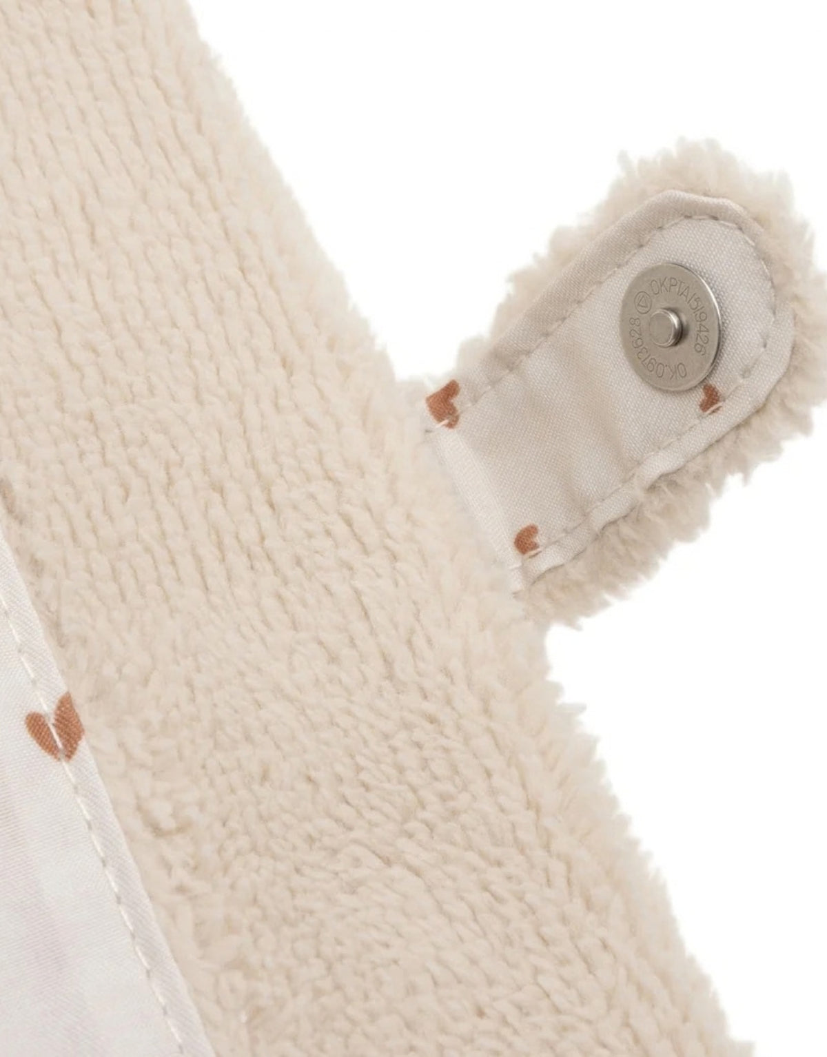 Sandfarbene U-Heft Hülle Fluffy von Jollein aus weichem, flauschigem Material mit praktischem Druckknopfverschluss im Detail
