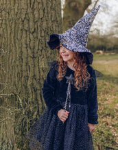 Laden Sie das Bild in den Galerie-Viewer, Zauberstab I Halloween Stripy Star
