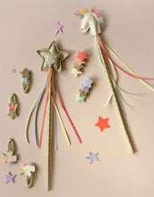 Laden Sie das Bild in den Galerie-Viewer, Einhorn-Zauberstab mit Regenbogenmähne und bunten Bändern von Rockahula Kids
