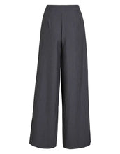 Laden Sie das Bild in den Galerie-Viewer, Weit geschnittene High-Waist-Hose in Mittelgrau von VILA – eleganter Look mit weichem Fall, ideal kombinierbar für Alltag und Büro.


