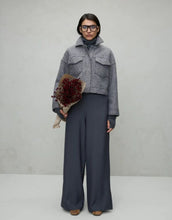 Laden Sie das Bild in den Galerie-Viewer, Weit geschnittene High-Waist-Hose in Mittelgrau von VILA – eleganter Look mit weichem Fall, ideal kombinierbar für Alltag und Büro.

