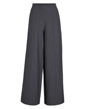 Laden Sie das Bild in den Galerie-Viewer, Weit geschnittene High-Waist-Hose in Mittelgrau von VILA – eleganter Look mit weichem Fall, ideal kombinierbar für Alltag und Büro.

