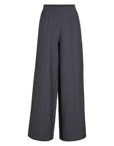 Weit geschnittene High-Waist-Hose in Mittelgrau von VILA – eleganter Look mit weichem Fall, ideal kombinierbar für Alltag und Büro.
