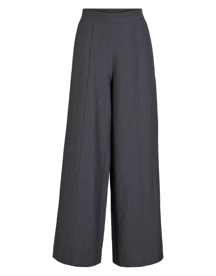 Weit geschnittene High-Waist-Hose in Mittelgrau von VILA – eleganter Look mit weichem Fall, ideal kombinierbar für Alltag und Büro.
