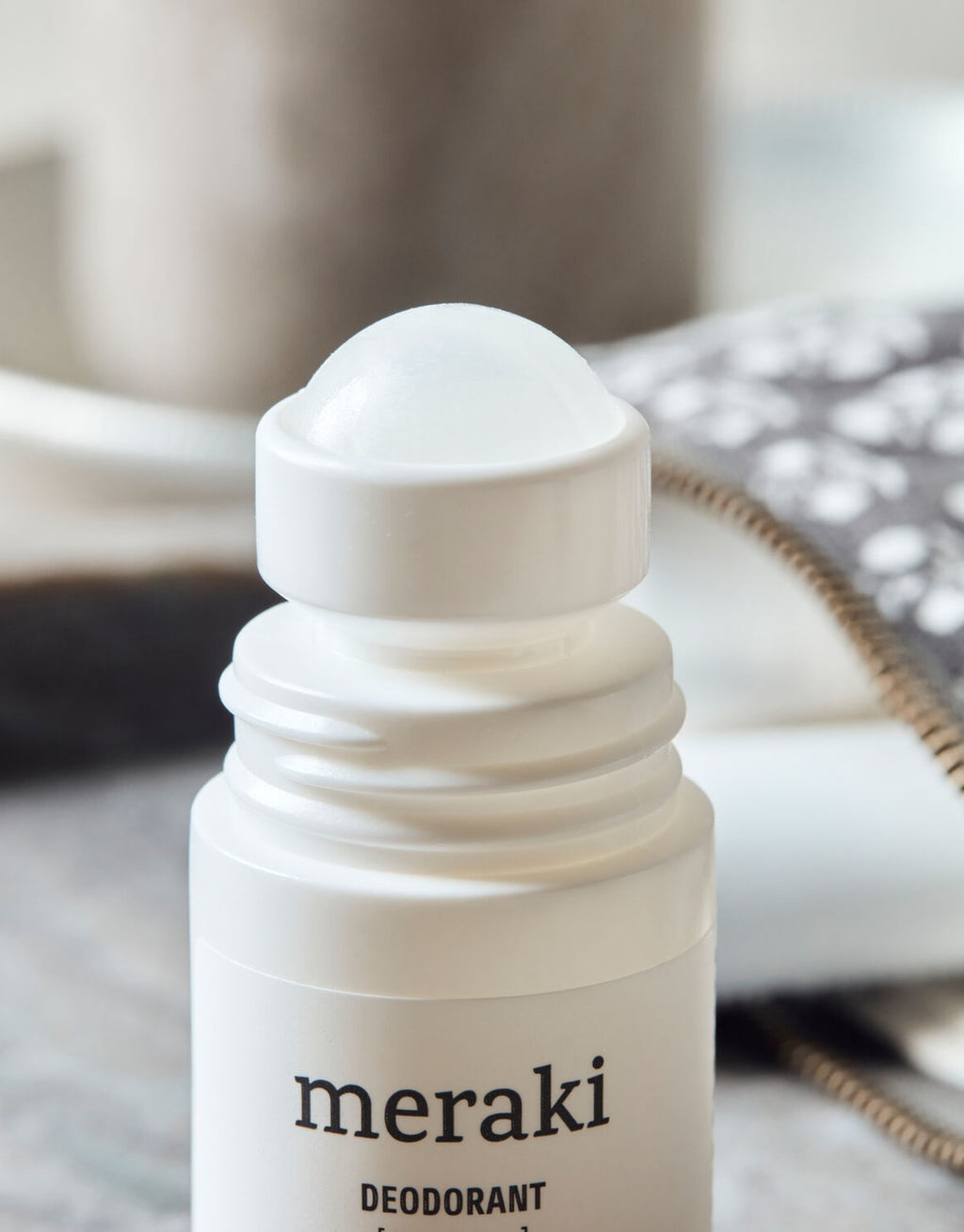  Linen Dew Roll-on-Deodorant von Meraki mit Antitranspirant-Effekt, pflegenden Bio-Pflanzenextrakten und frischem Duft nach Pfefferminze und Patchouli geöffnet
