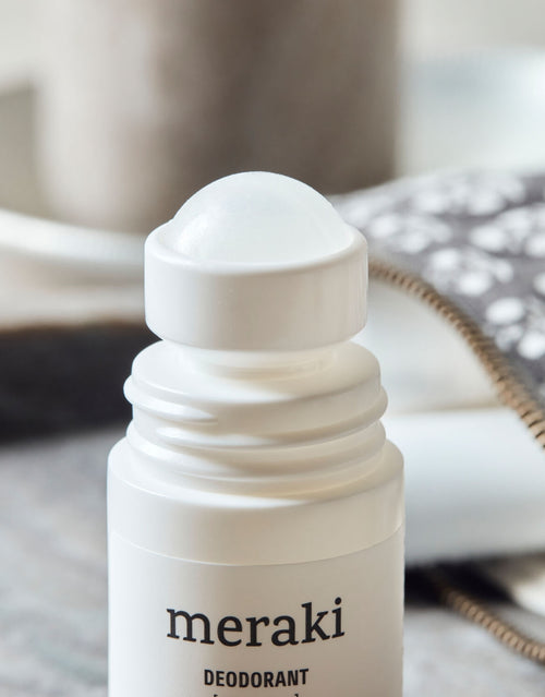  Linen Dew Roll-on-Deodorant von Meraki mit Antitranspirant-Effekt, pflegenden Bio-Pflanzenextrakten und frischem Duft nach Pfefferminze und Patchouli geöffnet