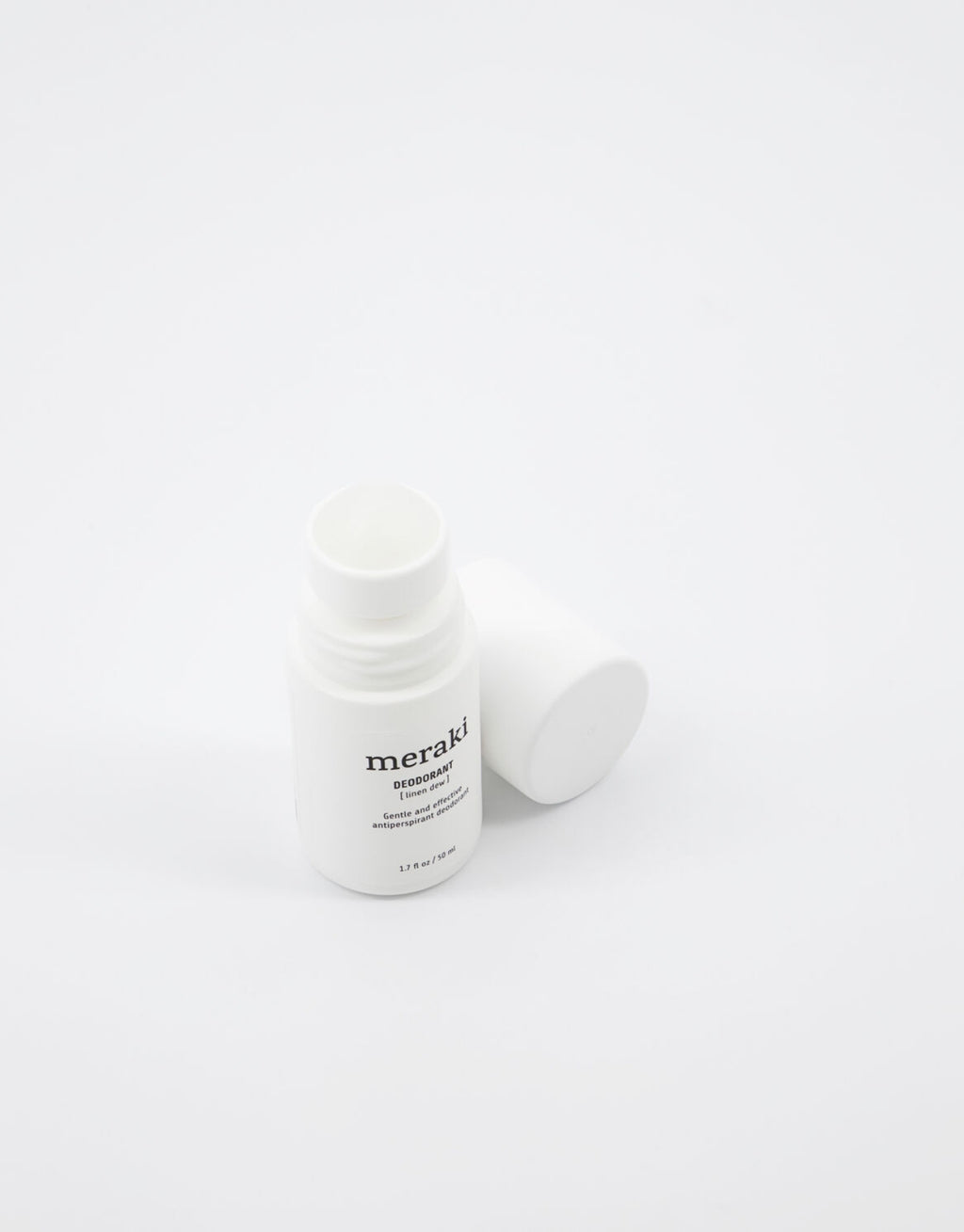  Linen Dew Roll-on-Deodorant von Meraki mit Antitranspirant-Effekt, pflegenden Bio-Pflanzenextrakten und frischem Duft nach Pfefferminze und Patchouli geöffnet von oben