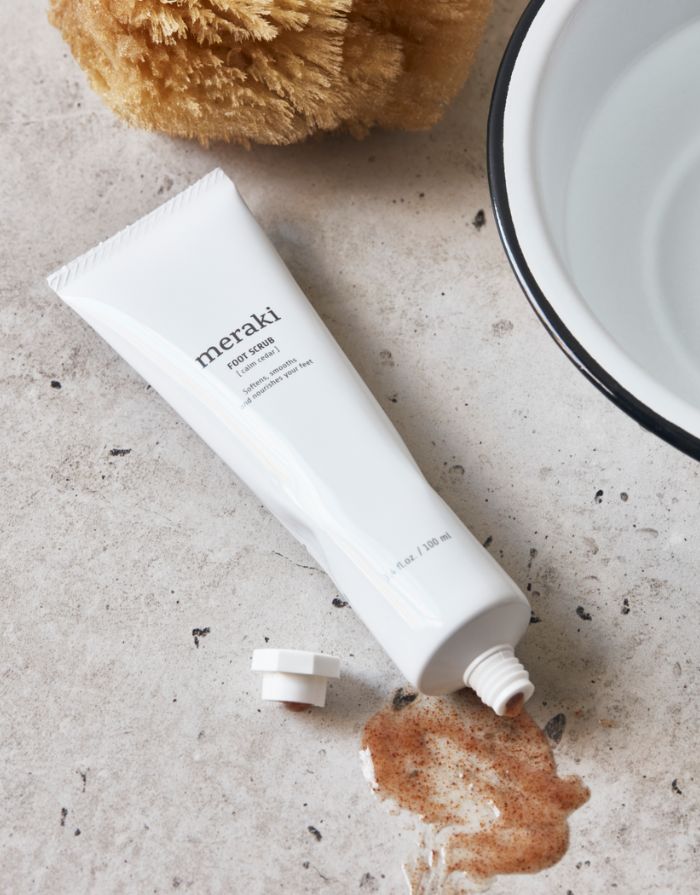 Bio-Fußpeeling Calm Cedar von Meraki mit Aprikosengranulat und Bio-Ölen in 100 ml Tube – sanftes Peeling für weiche Füße mit erfrischendem Duft