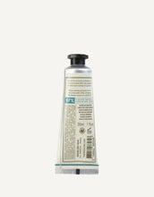 Laden Sie das Bild in den Galerie-Viewer, Belebender Meerfenchel Handcreme 30 ml von Panier Des Sens im handlichen Mini-Format. Die Handcreme pflegt die Hände intensiv mit Sheabutter, Olivenöl und ätherischem Meerfenchelöl, spendet Feuchtigkeit, macht die Haut geschmeidig und hinterlässt einen frischen, maritimen Duft. Verpackung wiederverwertbar, veganfreundlich, hergestellt in Frankreich.
