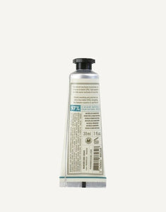 Belebender Meerfenchel Handcreme 30 ml von Panier Des Sens im handlichen Mini-Format. Die Handcreme pflegt die Hände intensiv mit Sheabutter, Olivenöl und ätherischem Meerfenchelöl, spendet Feuchtigkeit, macht die Haut geschmeidig und hinterlässt einen frischen, maritimen Duft. Verpackung wiederverwertbar, veganfreundlich, hergestellt in Frankreich.